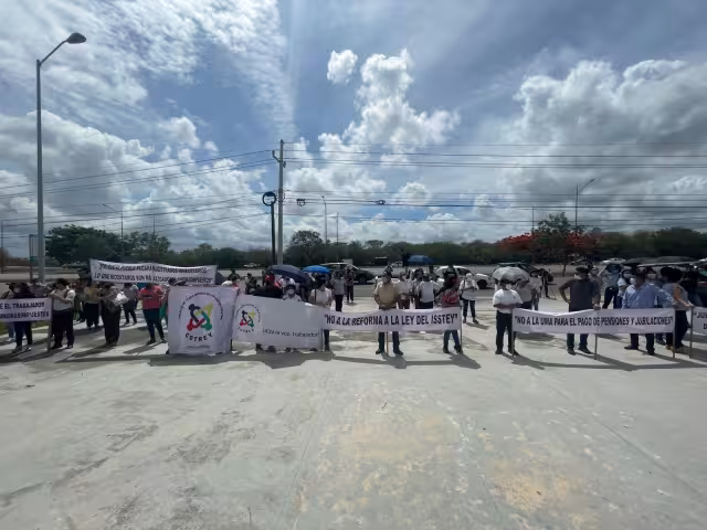 Manifestantes protestan frente al Congreso del Estado