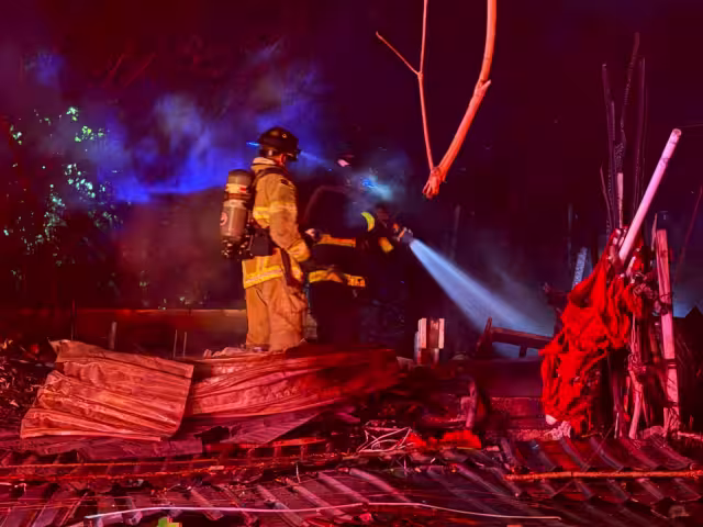 Los bomberos se movilizaron de inmediato para apagar el fuego.