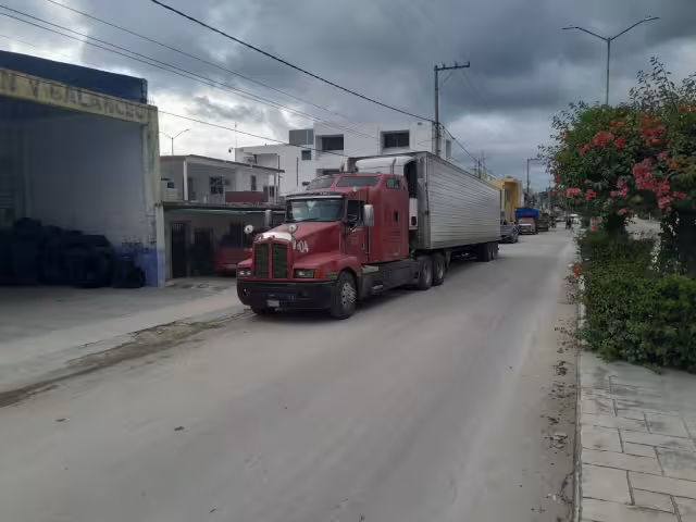 El tráiler quedó asegurado junto a su conductor y ayudante en Escárcega