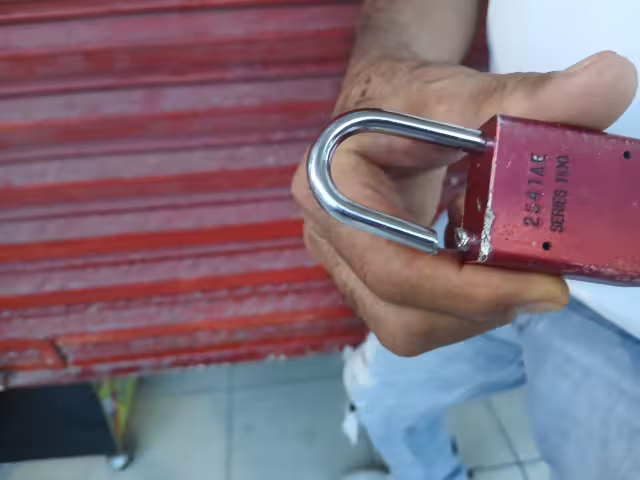 Vecino sorprende a presunto ladrón y este se da a la fuga