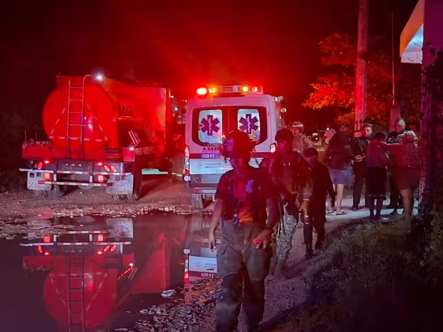 Elementos policiacos, bomberos y paramédicos respondieron al llamado de emergencia.