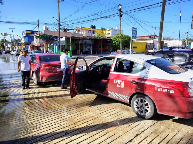 Un taxi impactó por alcance a un automóvil en la colonia Morelos, Campeche.