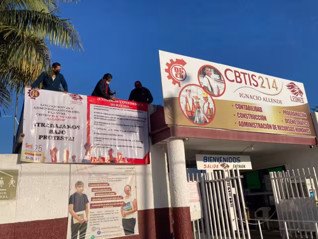 Los manifestantes colgaron una lona en la entrada del CBTIS de Chetumal para presionar a que se cumplan sus peticiones