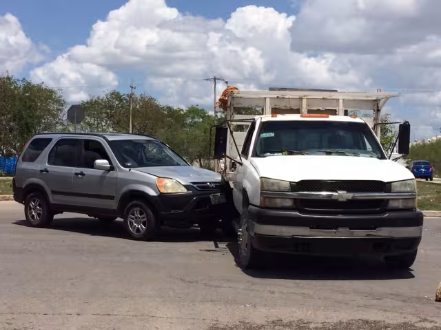 Camioneta queda bajo plataforma de camión materialista