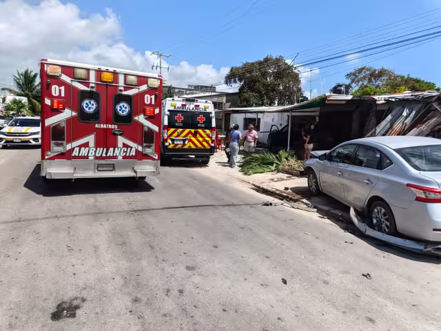 La fuerza del impacto provocó que una camioneta terminara incrustada en una vivienda y que ambos vehículos derribaran palmeras en calles de Chetumal.