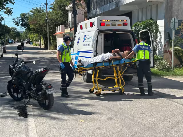 La mujer que viajaba en la motocicleta fue trasladada a un hospital