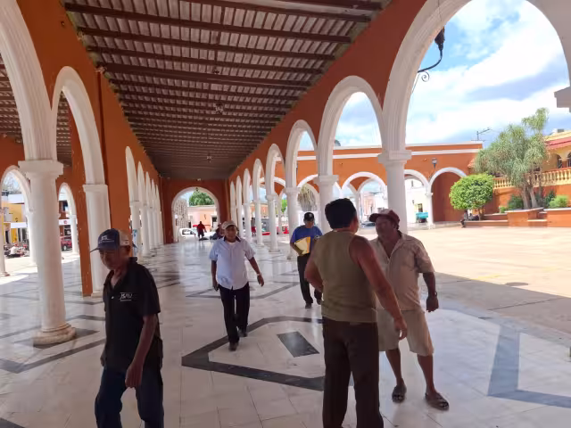 Ejidatarios acudieron al Palacio Municipal para dialogar con el alcalde Cevas Yam Poot sobre conflictos relacionados con la Unidad Deportiva Xcalumkín y el Teatro de la Ciudad.