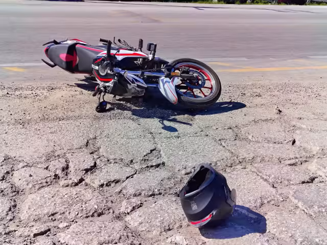 Motociclista de 19 años impacta contra camioneta de carga.