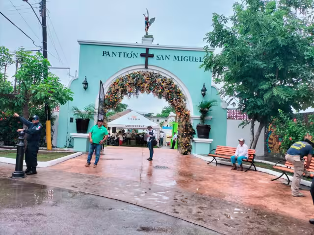 A pesar de las lluvias pocas personas asisten al cementerio municipal de Cozumel