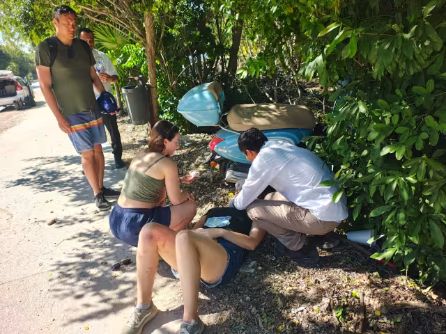 La mujer fue atendida en el lugar tras su caída de la moto.