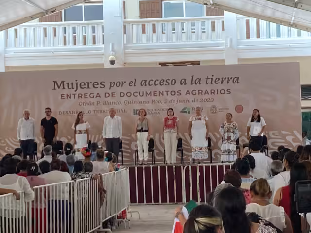 AMLO entregó títulos agrarios a mujeres de Quintana Roo