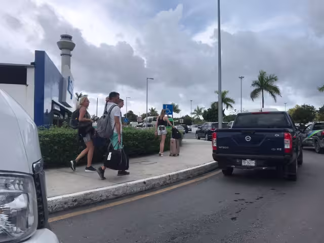 La congestión vehicular en la entrada al Aeropuerto Internacional de Cancún causó que los turistas buscaran otra manera de llegar a sus terminales