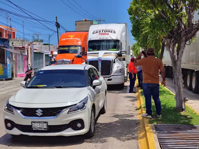 Choque entre tractocamión y auto causa caos vial frente a la ETI 21 en Ciudad del Carmen