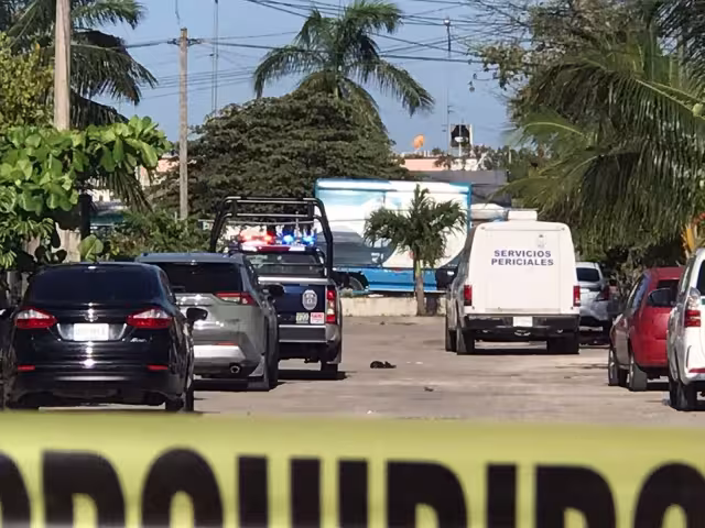 El sobreviviente al ataque armado en Cancún fue llevado a un hospital del IMSS, mientras que su compañero, murió en el lugar
