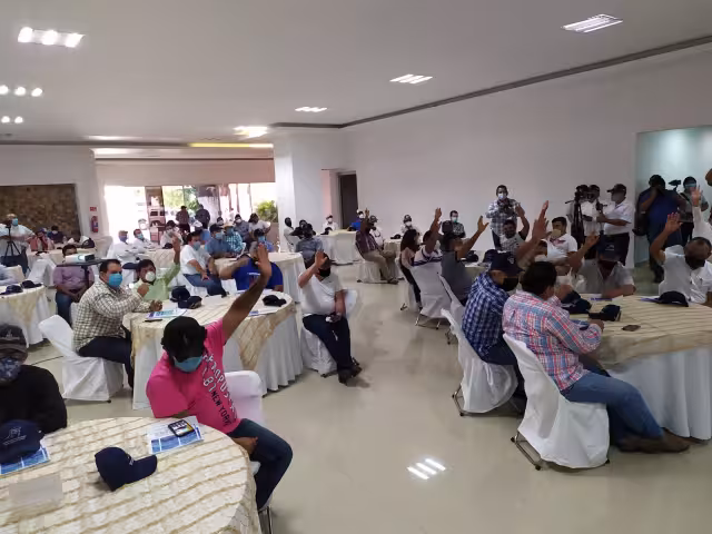 Momento de la aprobación de las modificaciones, en forma unánime, durante la asamblea. Foto: Luis Manuel Pech Sánchez.