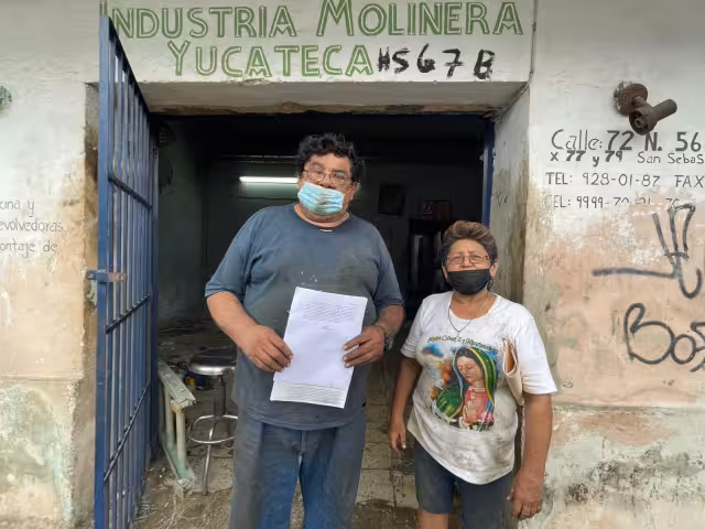 La pareja afectada exhibe sus documentos ante los medios de comunicación.