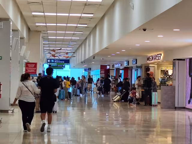 Cinco de los dieciséis vuelos programados hasta las 13:54 horas han aterrizado adelantados en el aeropuerto de Mérida