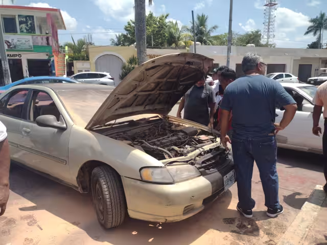 El fuego amenazaba con envolver toda la zona del motor