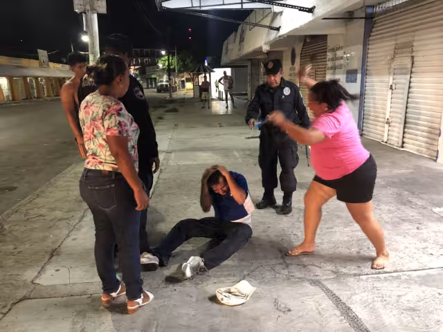 Los elementos intervinieron cuando el hombre era golpeado con palos y piedras