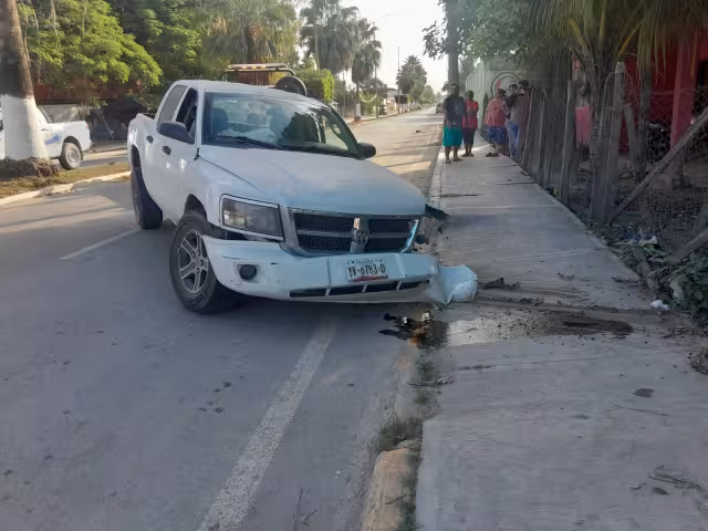 Una falla mecánica de una camioneta Dodge Dakota ocasionó que el conductor perdiera el control del volante
