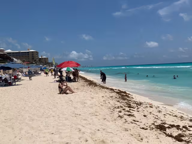 Se registra afluencia regular este sábado en Playa Ballenas de Cancún