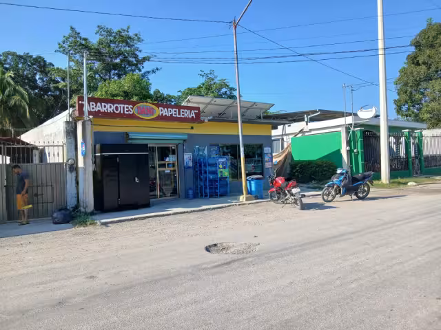 Un hombre con casco asaltó una tienda en la colonia Ricardo Flores Magón de Escárcega.