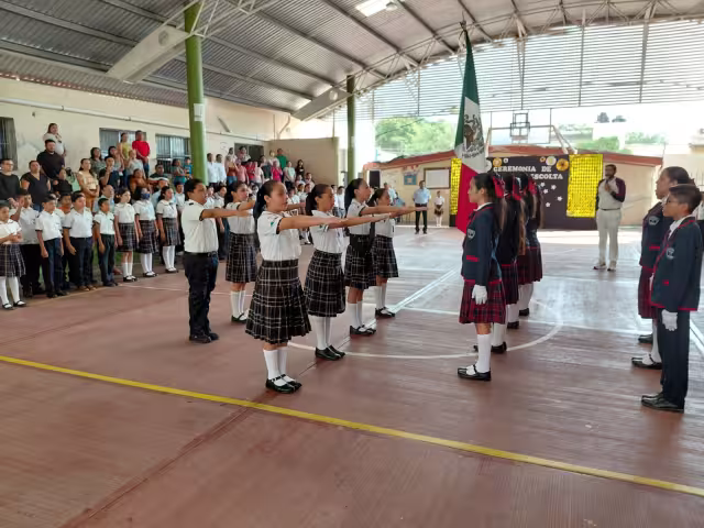 Así fue el cambio de escolta en la primaria "Pdte. Lázaro Cárdenas" de Hopelchén