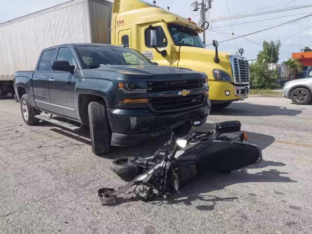 El motociclista presentó una grave herida en una pierna