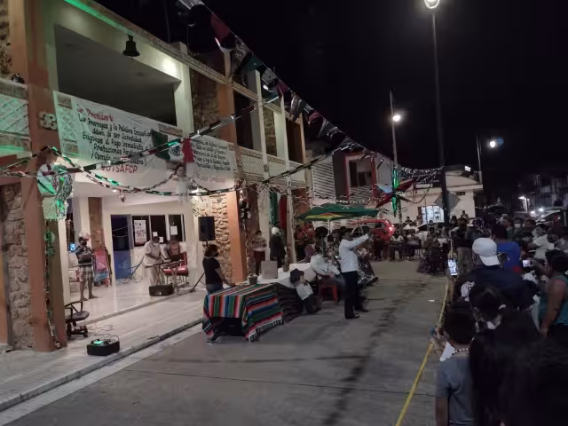 En frente del Palacio Municipal se dio cita un nutrido grupo de personas de diferentes colonias