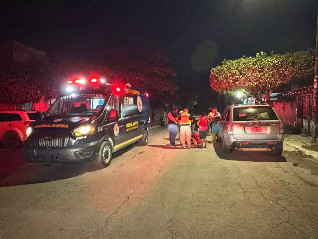 Una ambulancia llegó al fraccionamiento para atender al lesionado.