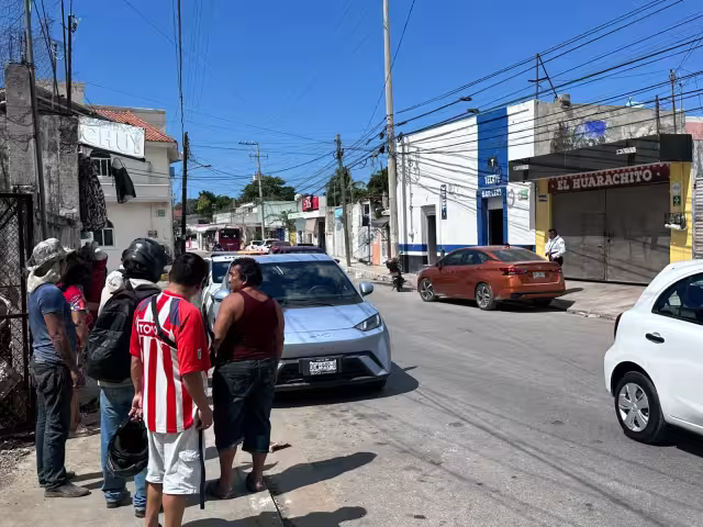 Automovilista huye tras choque, pero víctima lo persigue y lo ubica en cantina