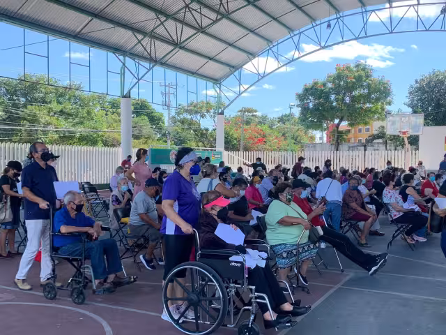 Al corte del medio día al 5 mil 885 personas de la tercera se han vacunado