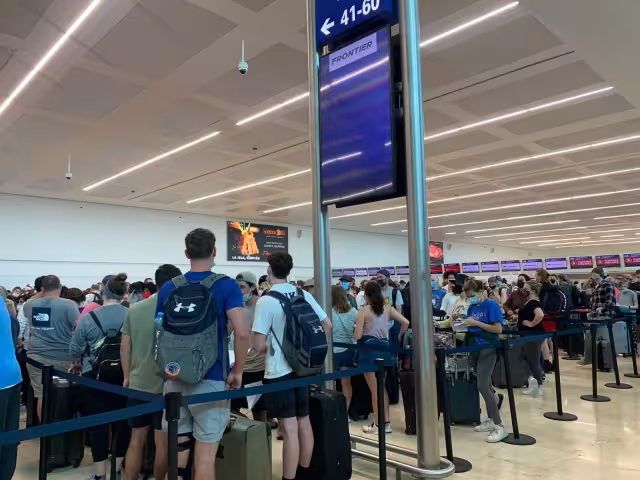 Los pasajeros de los vuelos cancelados de JetBlue acudieron a los módulos de la aerolínea en Cancún para preguntar sobre sus salidas
