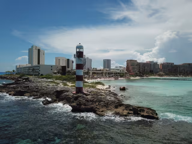 La Zona Hotelera de Cancún cuenta con un faro en su punta superior, y junto a ella se localiza Playa Caracol