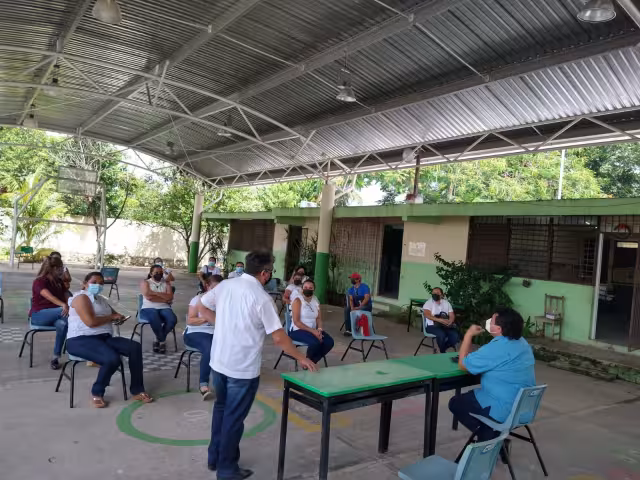 El jefe de sector, Wilberth Dzul Canul, indicó que en la zona existen 136 planteles educativos en los cuales laboran 694 docentes que atienden a 12 mil 258 alumnos