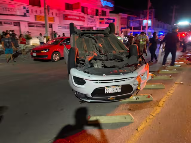 Del fuerte impacto, un automóvil terminó volcado en plena avenida