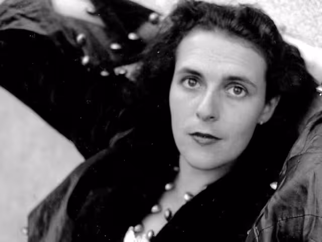 Entre las obras de Leonora Carrington se encuentran Ferret Race, El mundo mágico de los mayas y Retrato de Max Ernst