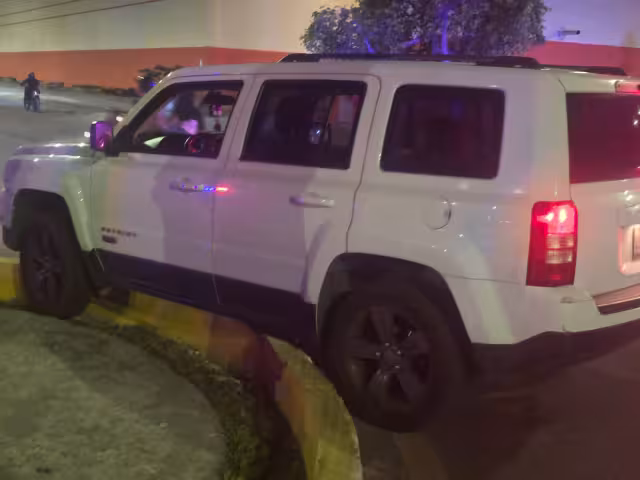 La conductora de la Jeep blanca terminó fuera de la cinta asfáltica.