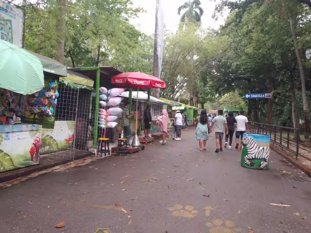 Atracciones como el trenecito se encontraban suspendidas por las lluvias