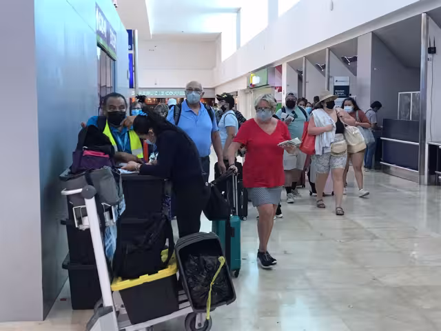 Los pasajeros de los vuelos cancelados en el aeropuerto de Cancún hacia Estados Unidos y Canadá, se acercaron a sus aerolíneas para conocer el horario de su nueva salida del Caribe Mexicano