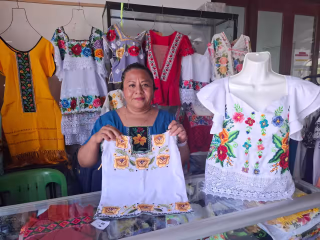 Artesanas de Dzitbalché luchan por preservar tradición textil maya