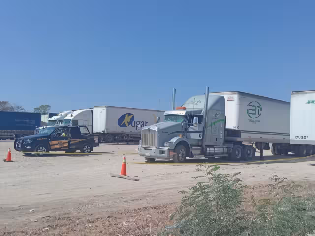 Un compañero del trailero fue quien lo encontró convulsionando en su unidad estacionada en el Periférico de Mérida