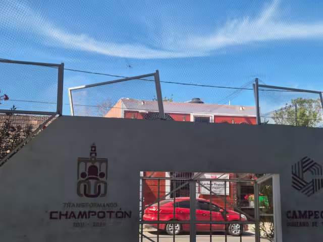 Denuncian peligro en cancha techada de Las Mercedes por protectores dañados