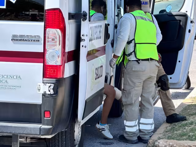 Debido a que la policía no arribó al sitio tras varios minutos de espera, la lesionada fue trasladada en un vehículo