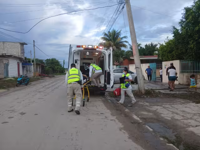 Una estudiante de la primaria Benito Juárez en Escárcega fue trasladada al hospital.