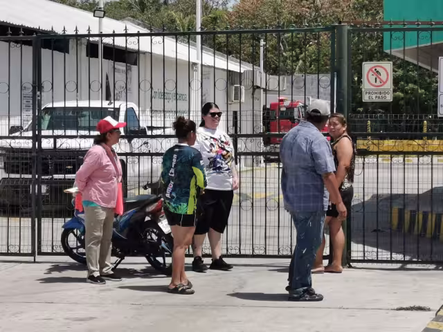 Vecinos bloquean centro de la CFE tras tres días sin luz en Campeche
