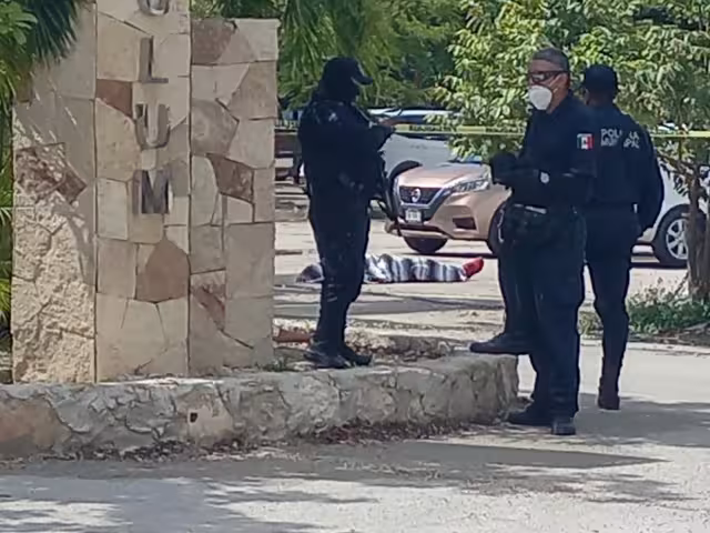 El cuerpo del hombre quedó tirado en el estacionamiento de la Zona Arqueológica de Tulum