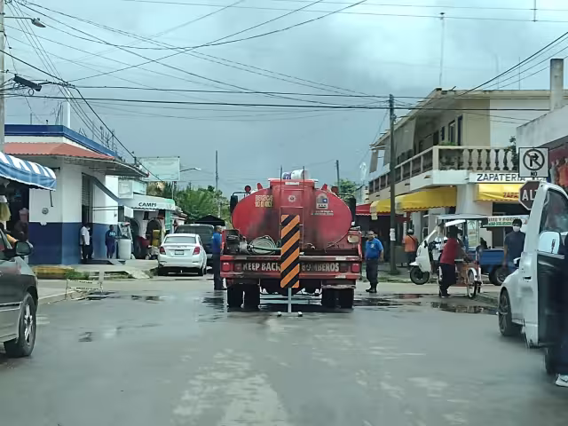 La pipa del Cuerpo de Bomberos en Carrillo Puerto quedó varada sobre la avenida Lázaro Cárdenas, lo que causó un bloqueo vial cerca del mercado municipal
