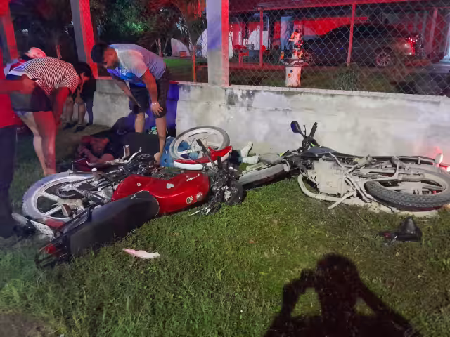 Tres jóvenes lesionados tras colisión de motocicletas la noche del miércoles.