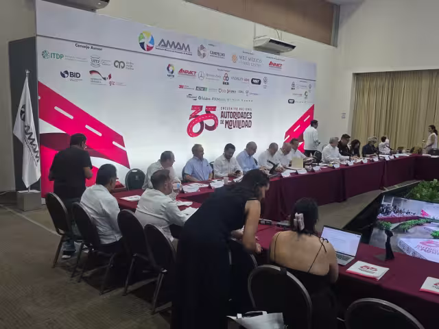 Transporte público enfrenta retos de financiamiento y reducción de emisiones.